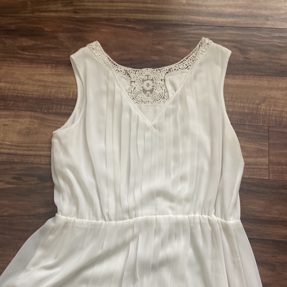 Sleeveless Pleated Dress - Picture 4 of 4